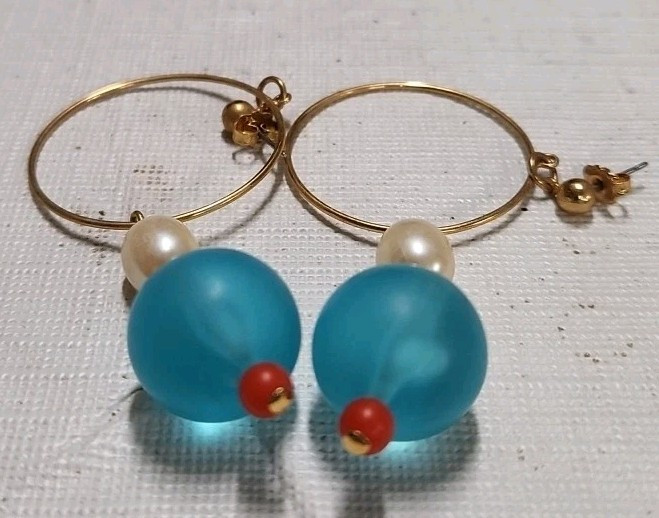 VINTAGE VERY LIGHT DANGLE EARRINGS ~ PIERCED. B1