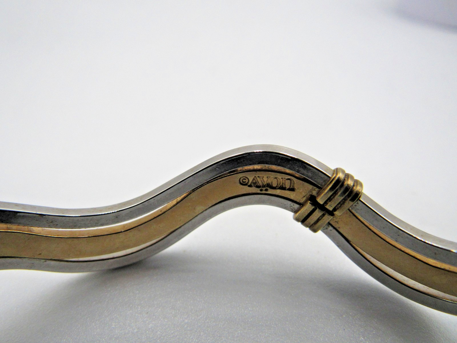 Signed Avon 1978 “Fashion Waves” Gold Silver Tone Stack Bangle Bracelets E5