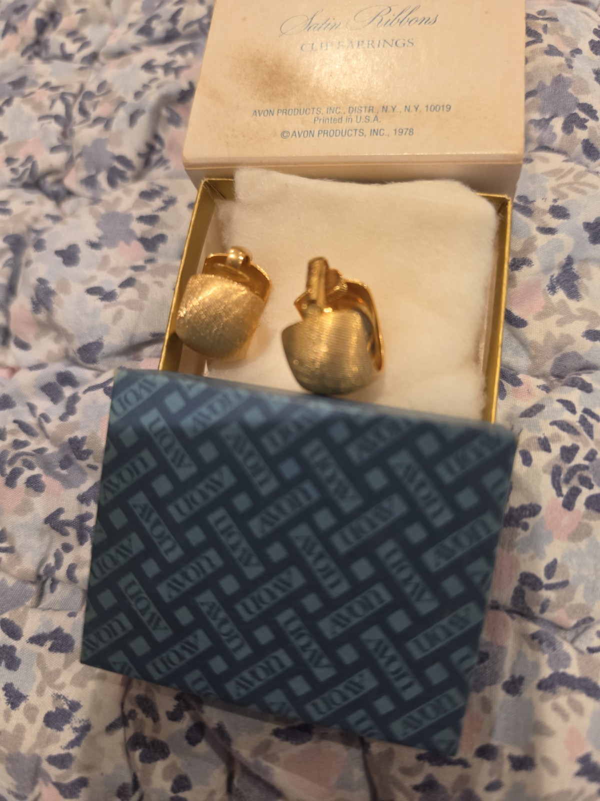 Satin Ribbons Clip Earrings Vintage Avon Fashion Accents 1978 Gold Tone Wide