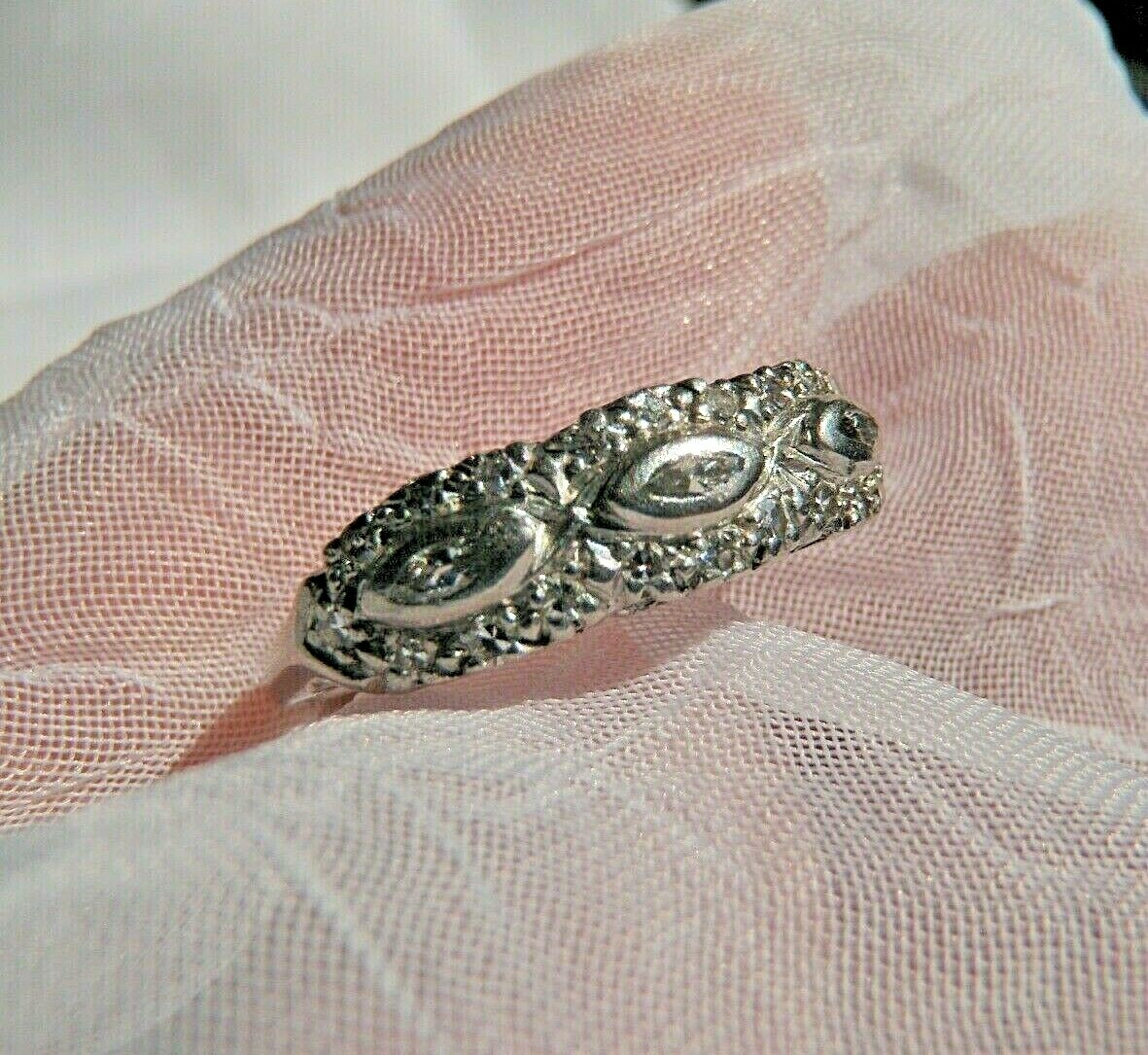 RARE LOVELY ART DECO ANTIQUE PLATINUM DIAMOND WEDDING BAND or RIGHT HAND RING!