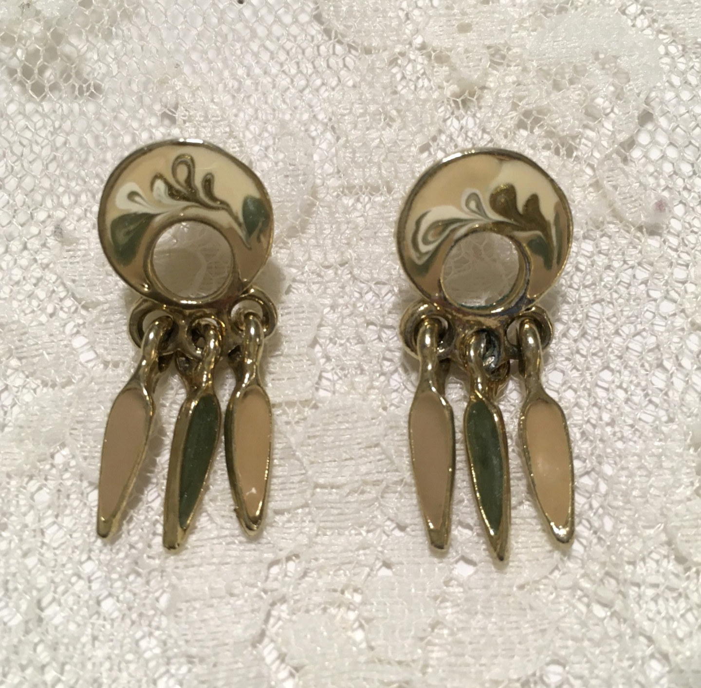Vintage Dainty Dream Catcher Style EArrings Enamel Gold Tone Beige Green elegant