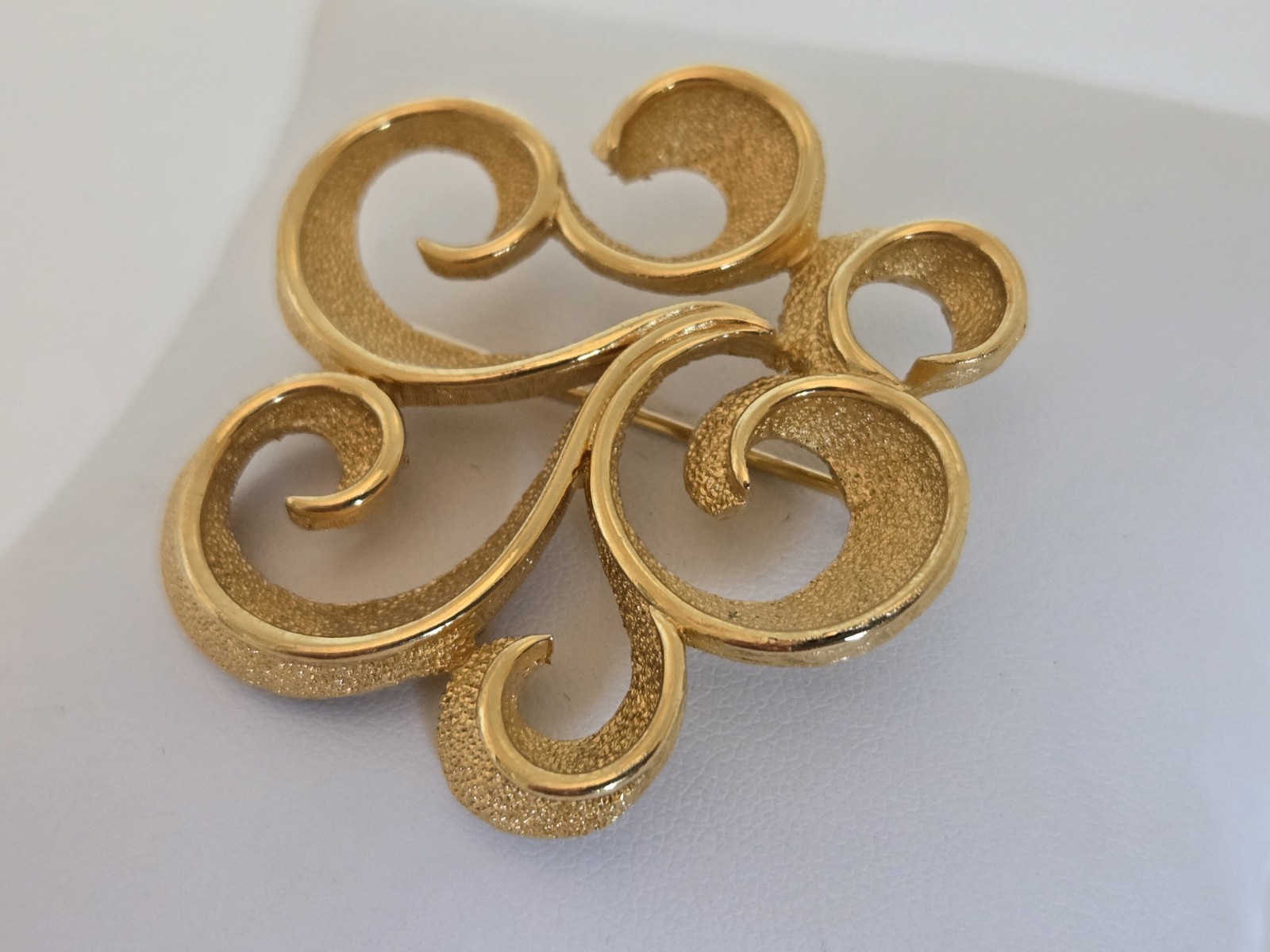 Vintage Crown Trifari Gold Plated Swirl Ribbon Design Brooch 1 3/4″
