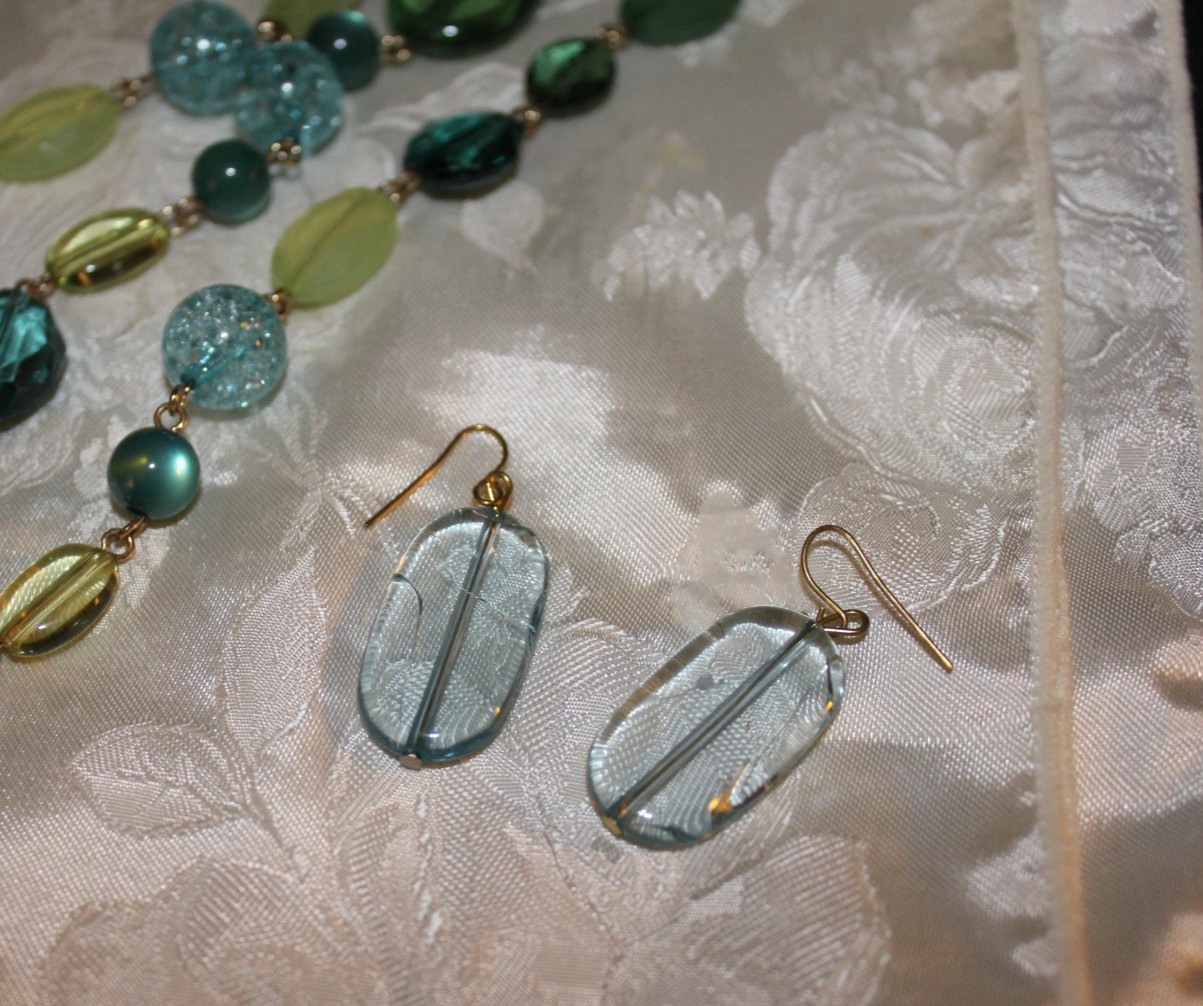 VINTAGE TEAL& &SHADES OF GREEN GLASS& PLASTIC BEAD NECKLACE+ HOOK DANGLE EARRING