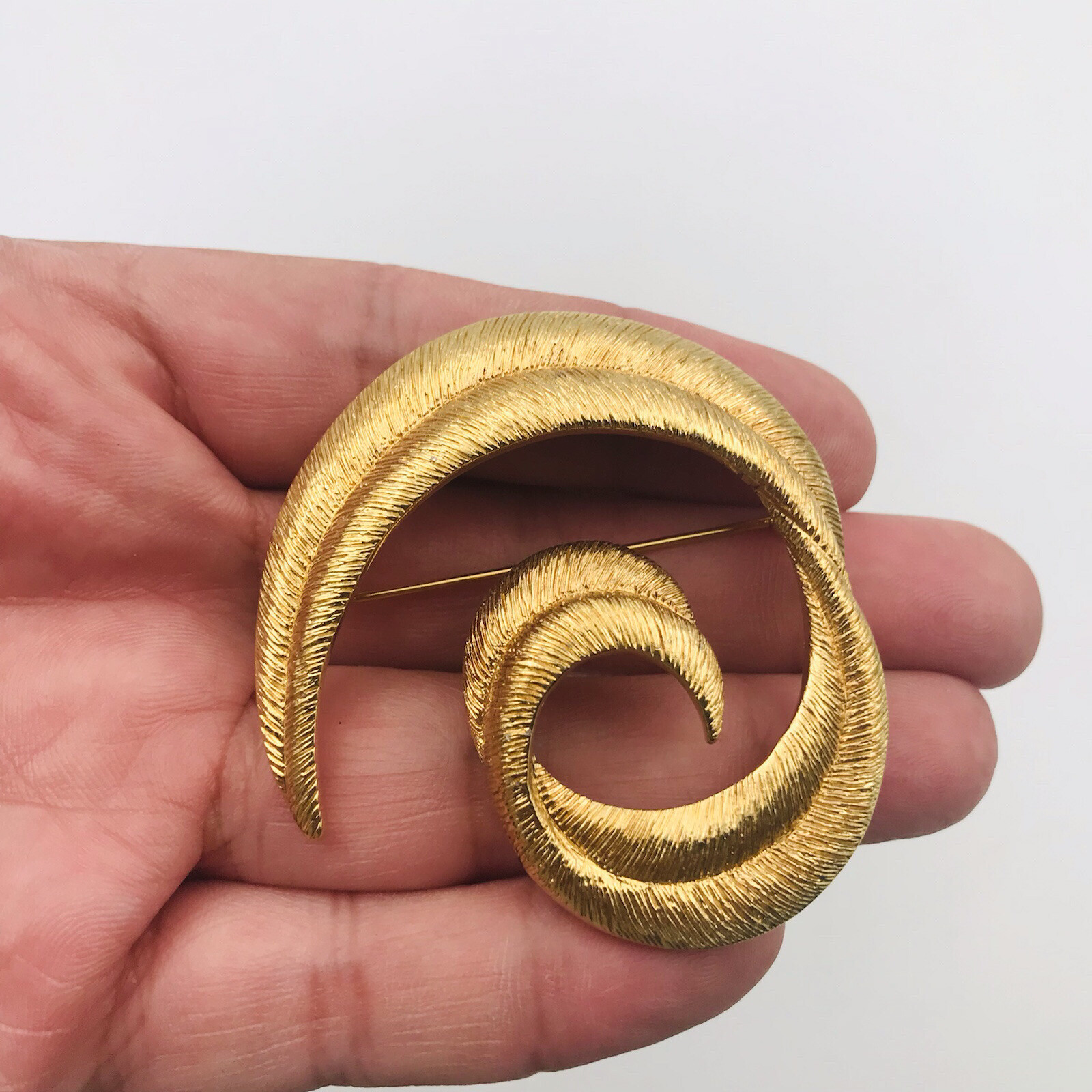 Gold Tone Textured Swirls Ribbons Pins Brooch 2″ x 2″