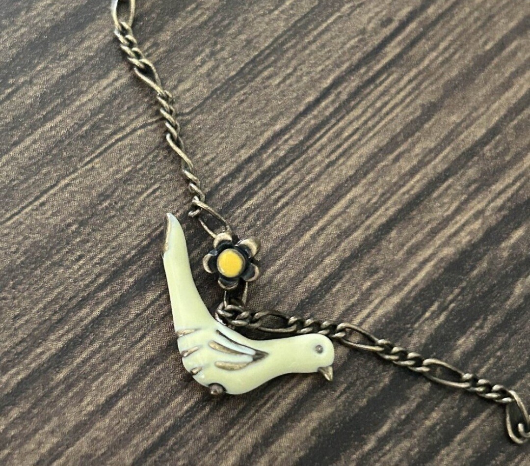 VINTAGE EMERALD AND GOLD FLOWER BIRD NECKLACE 22 INCHES STUNNING QUALITY JEWELRY