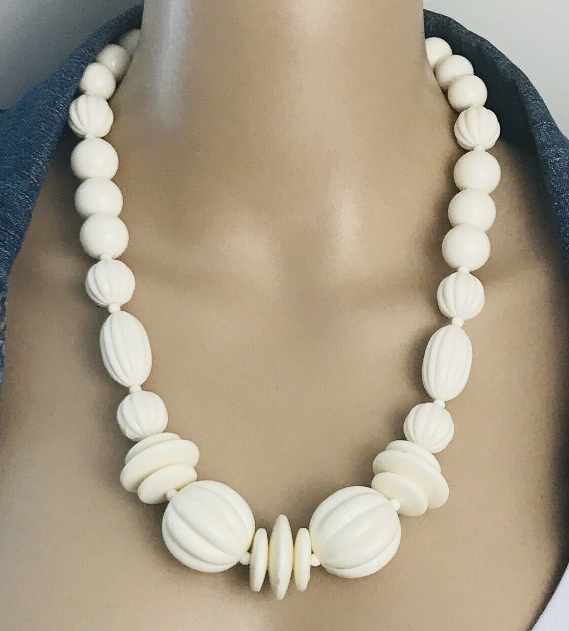 Off White 60’s Vintage Plastic Necklace 23″