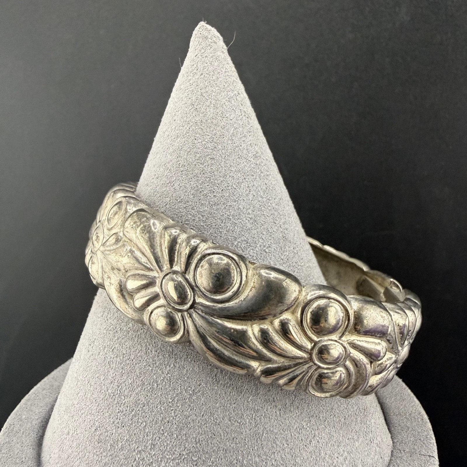 Vintage Bangle Bracelet Silver Tone Hinged Puffy Repousse 7”