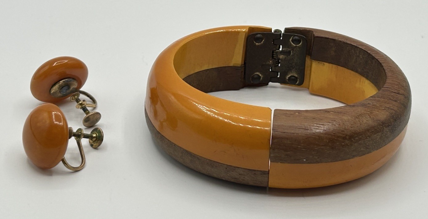 VTG Hinged 1930’s- 1950’s Wooden Clamper Bracelet & Bakelite Screw Back Earrings