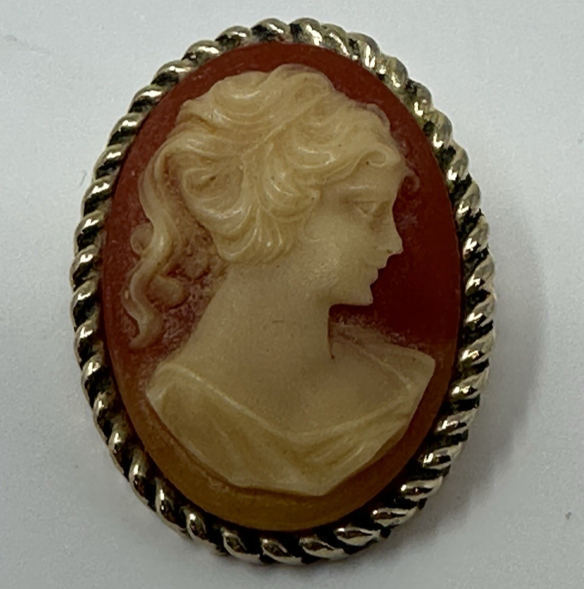 Vintage Cameo Brooch Pin Orange Cream Oval Gold Tone Twist Frame Estate 3/4″x1″