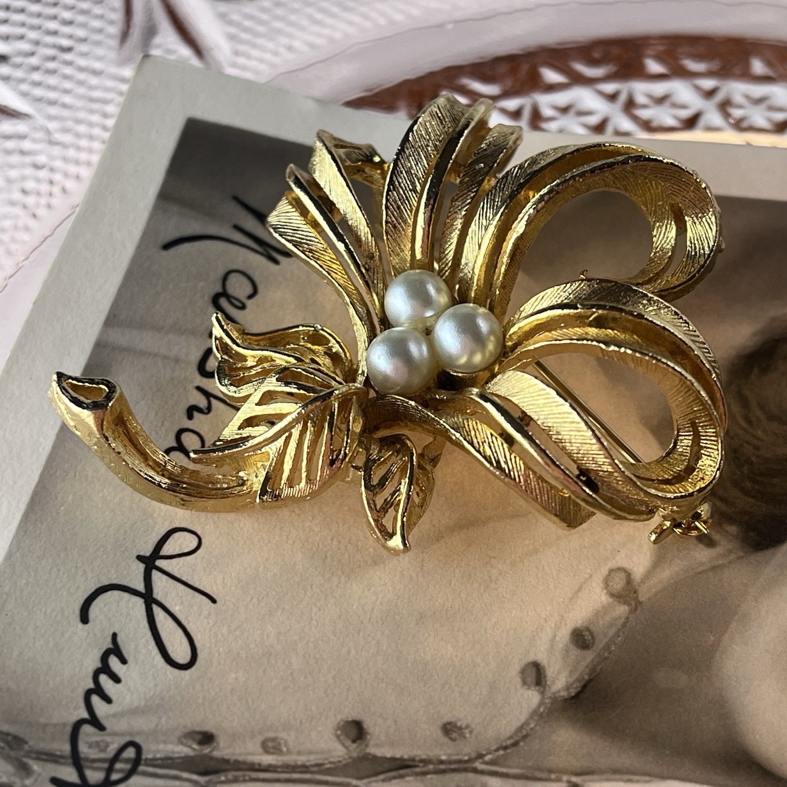 Vtg Lisner Gold Tone Brooch w/ Faux Pearls – Floral Ribbon Design – 2” – 1950s