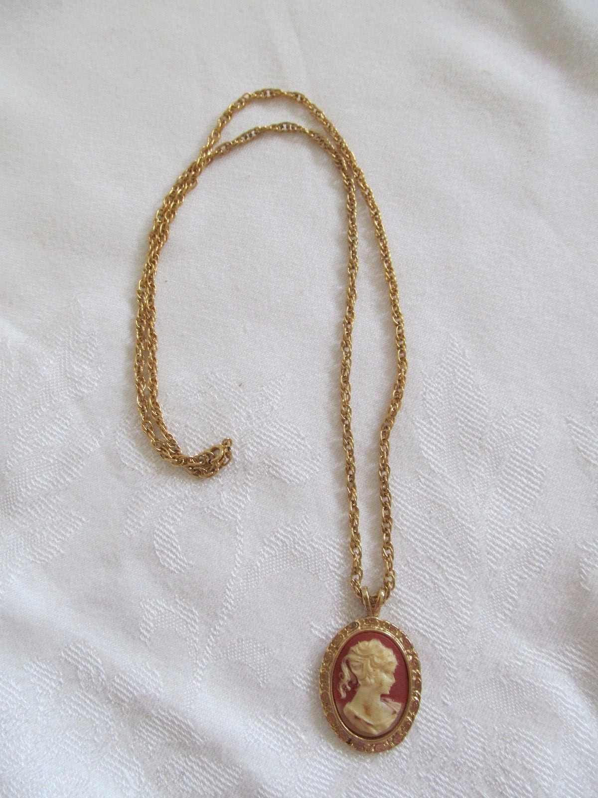 Vtg Cameo Lady Pendant Necklace Gold Tone Coral Orange & Cream
