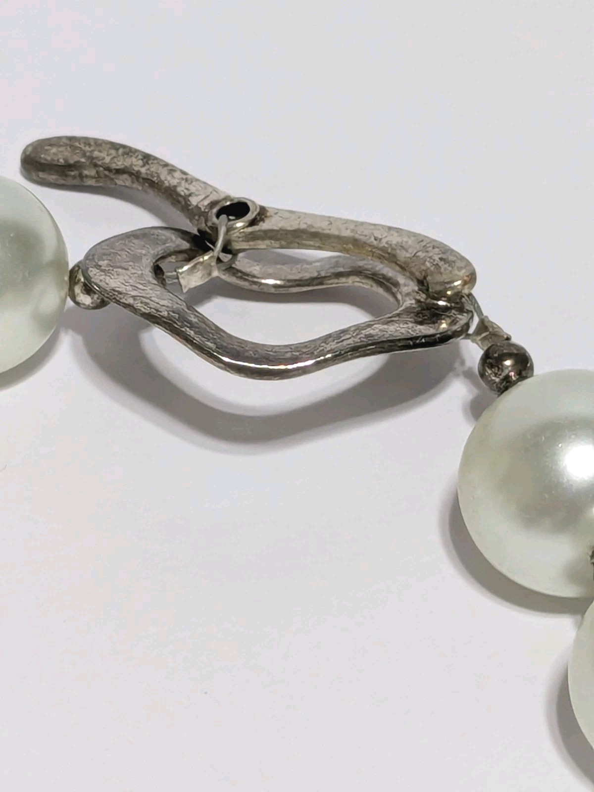 Vintage Chunky Silver Tone Etched Metal & White Glass Round Beaded Necklace 18″