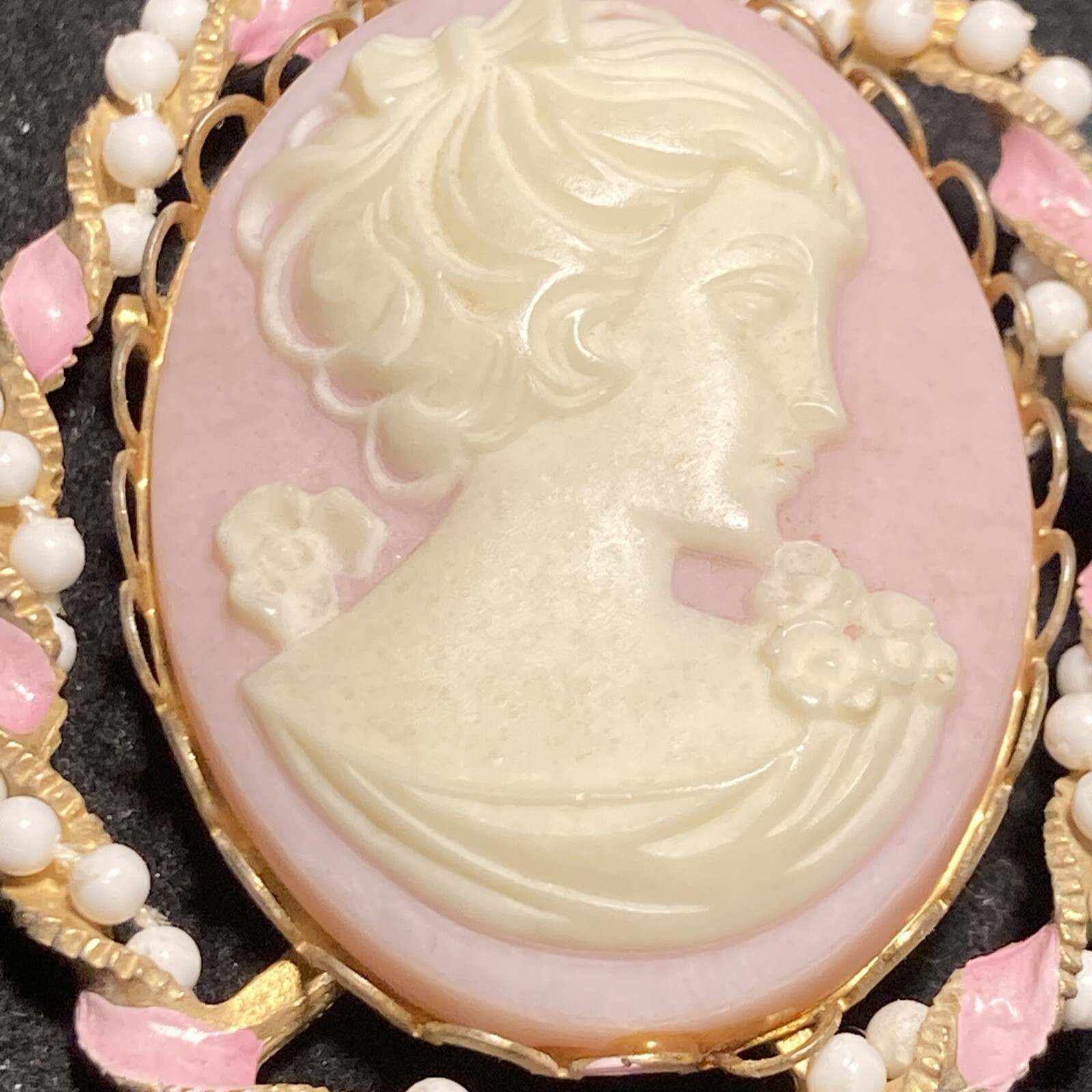 Pink ivory gold CAMEO lg BROOCH tests 12k Gold plate 2.09″ twisted metal faux