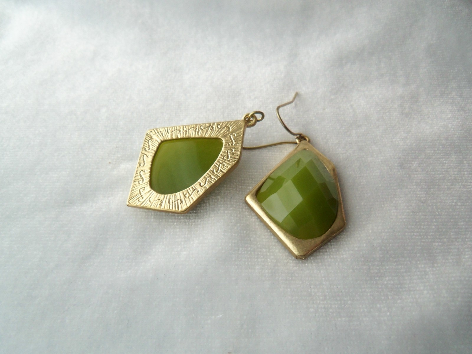 Vintage Faceted Olive Green Acrylic Stone Modernist Dangle Gold Tone Earrings