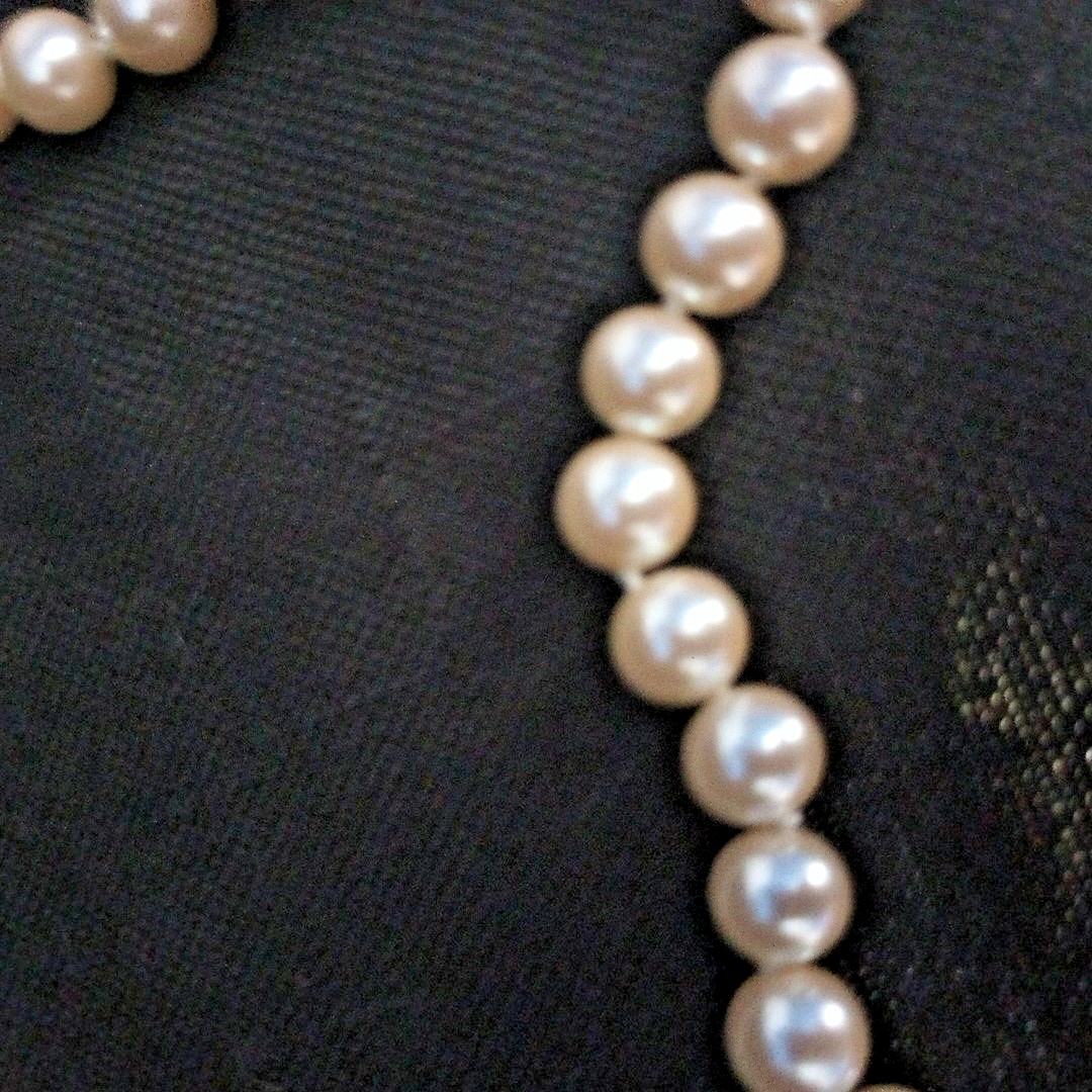 Vtg Classic Hand Knotted Glass Faux Pearls Gold Tone Clasp Necklace 18″ unsigned