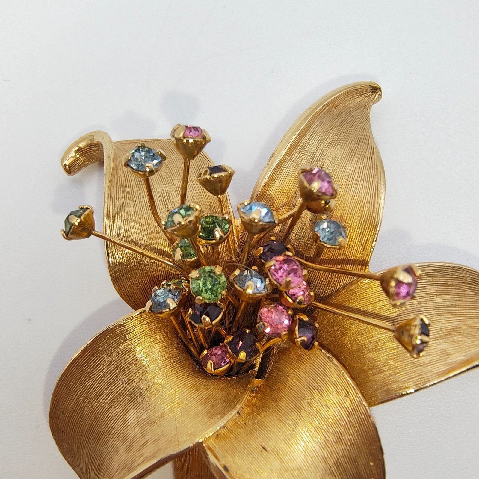 Vintage Calla Lily Brooch Brushed Gold Tone Multicolor Rhinestone Pistil Flower