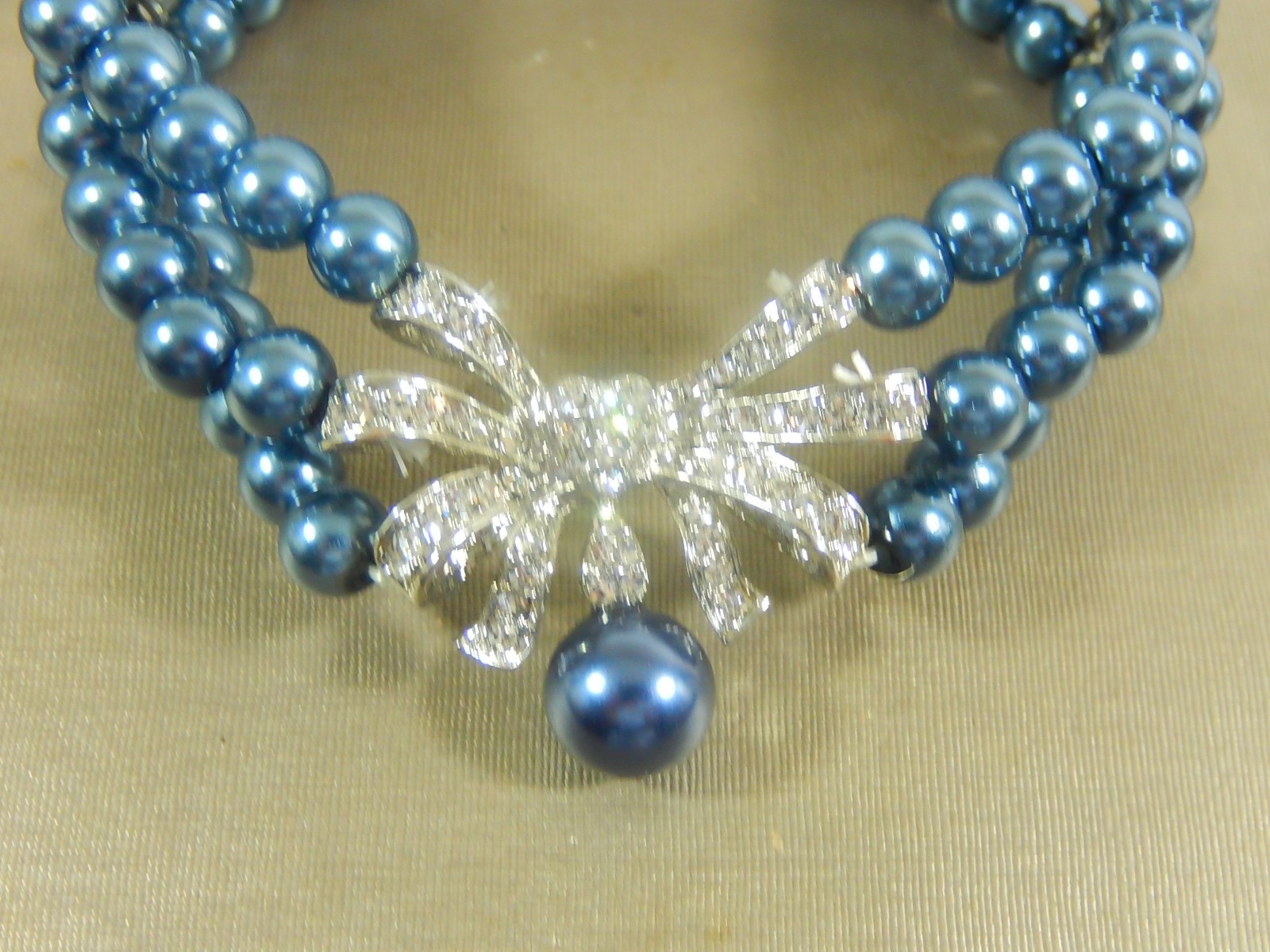 VTG 3 ROW TAHIAN GLASS PEARL W/ RHINESTONE BOW W PEARL DROP STRETCH BRACELET