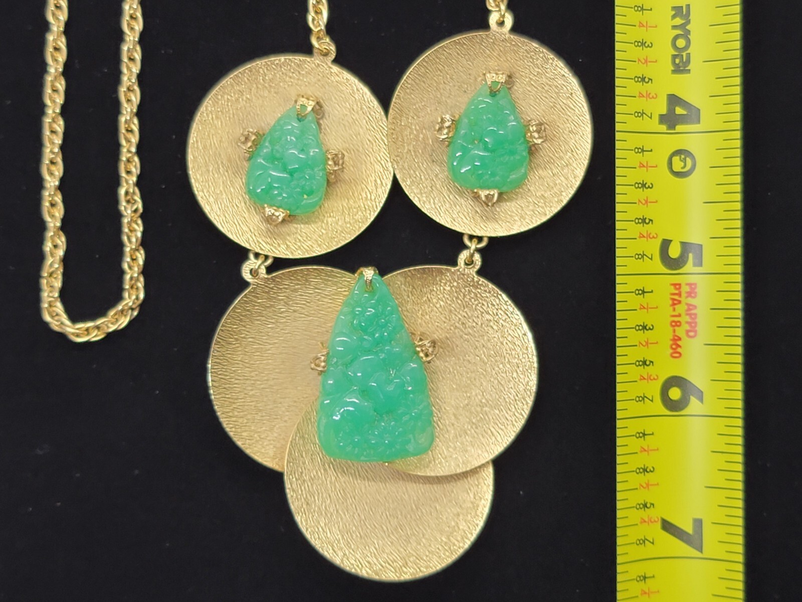 Vtg Faux Jade Glass Gold Tone Textured Disc Runway Necklace About 30″ No Clasp