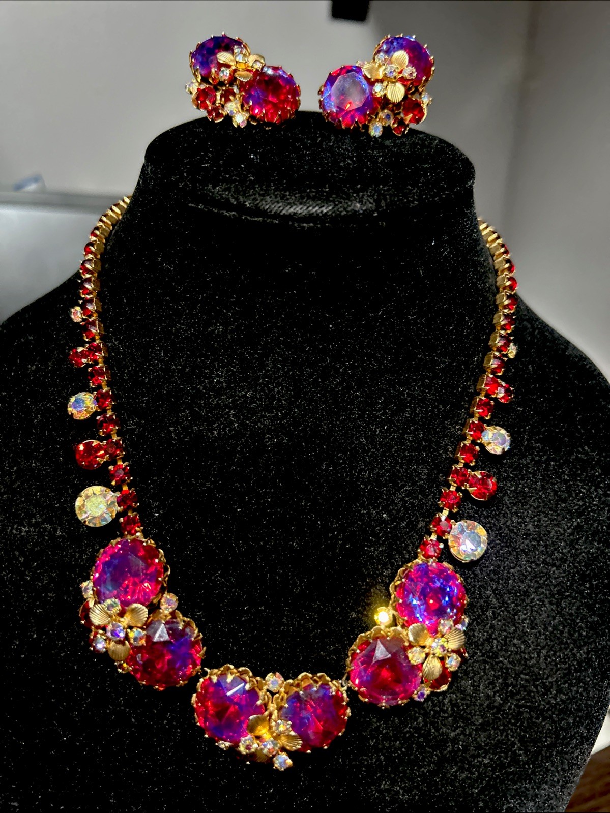 Vtg Stunning UnSigned REGENCY Iridescent Red Glass Stones AB Demi Parure Set