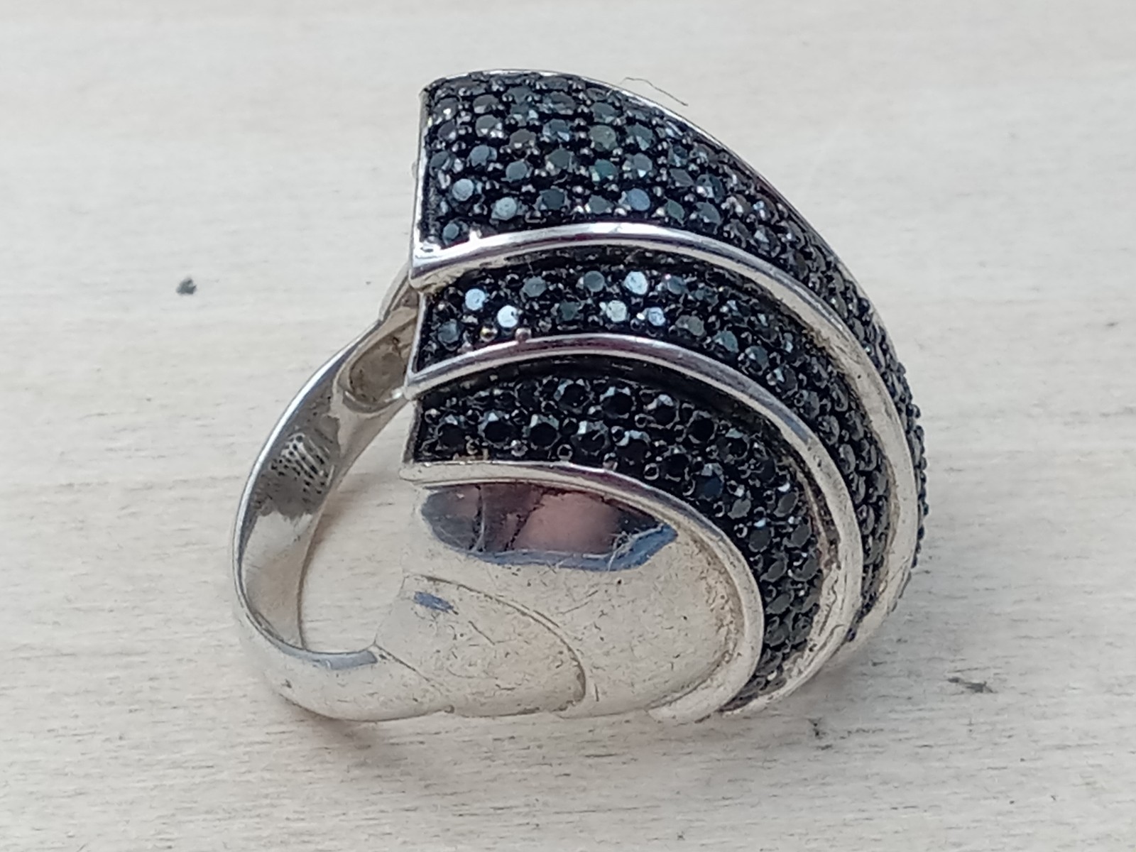 DISTINCTIVE Sterling Silver Ring w. Small Black Faceted Stones: Size 7 & 8 grams