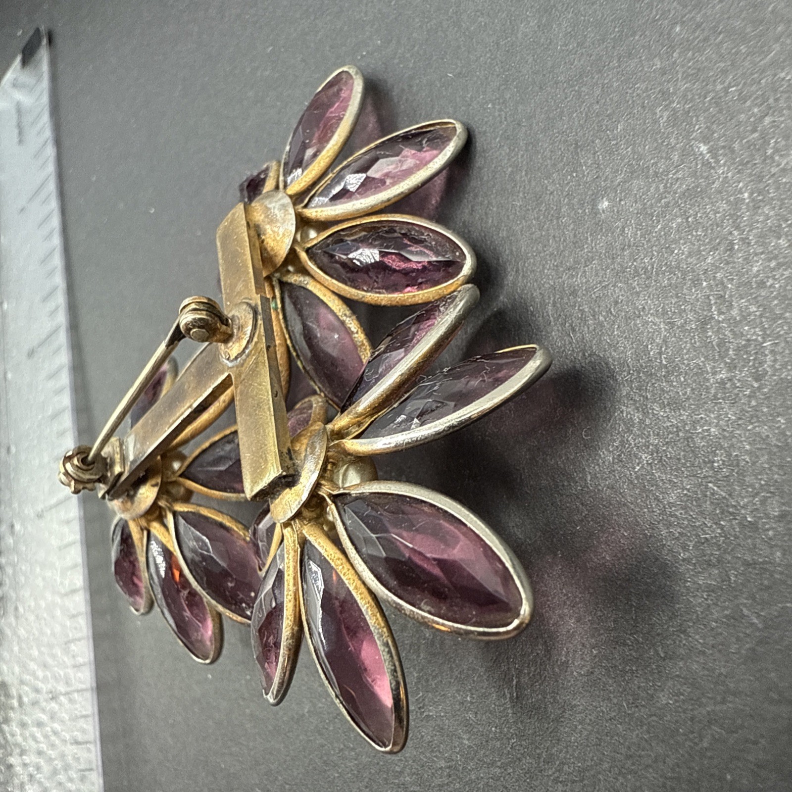 READ Vintage Purple Glass Flower Brooch Pin J150