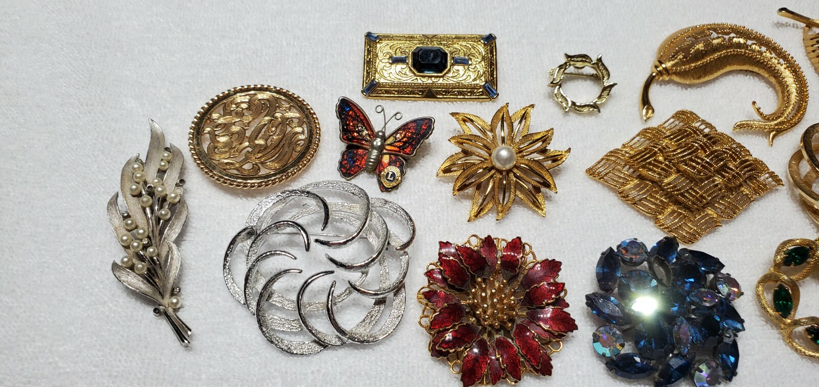 Assortment of vintage brooches 60’s – 80’s 