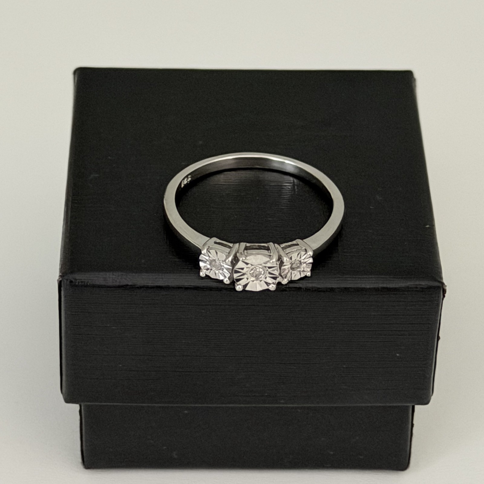 Vintage 925 Sterling Silver Genuine Diamond 3 Stone Accents Ring Size 8