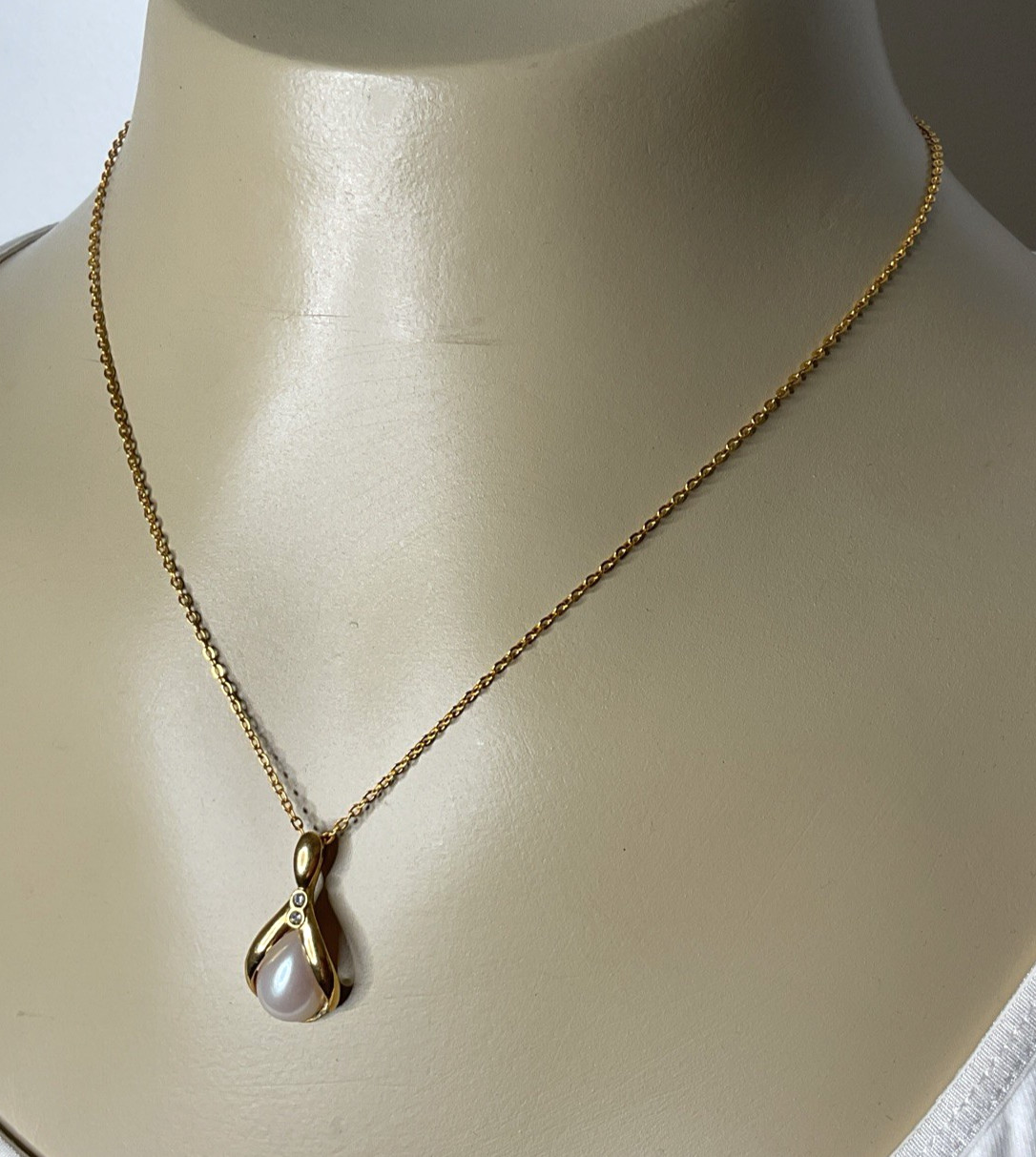Vintage Avon Faux Pearl Teardrop Pendant Necklace Gold Tone Finish 1052