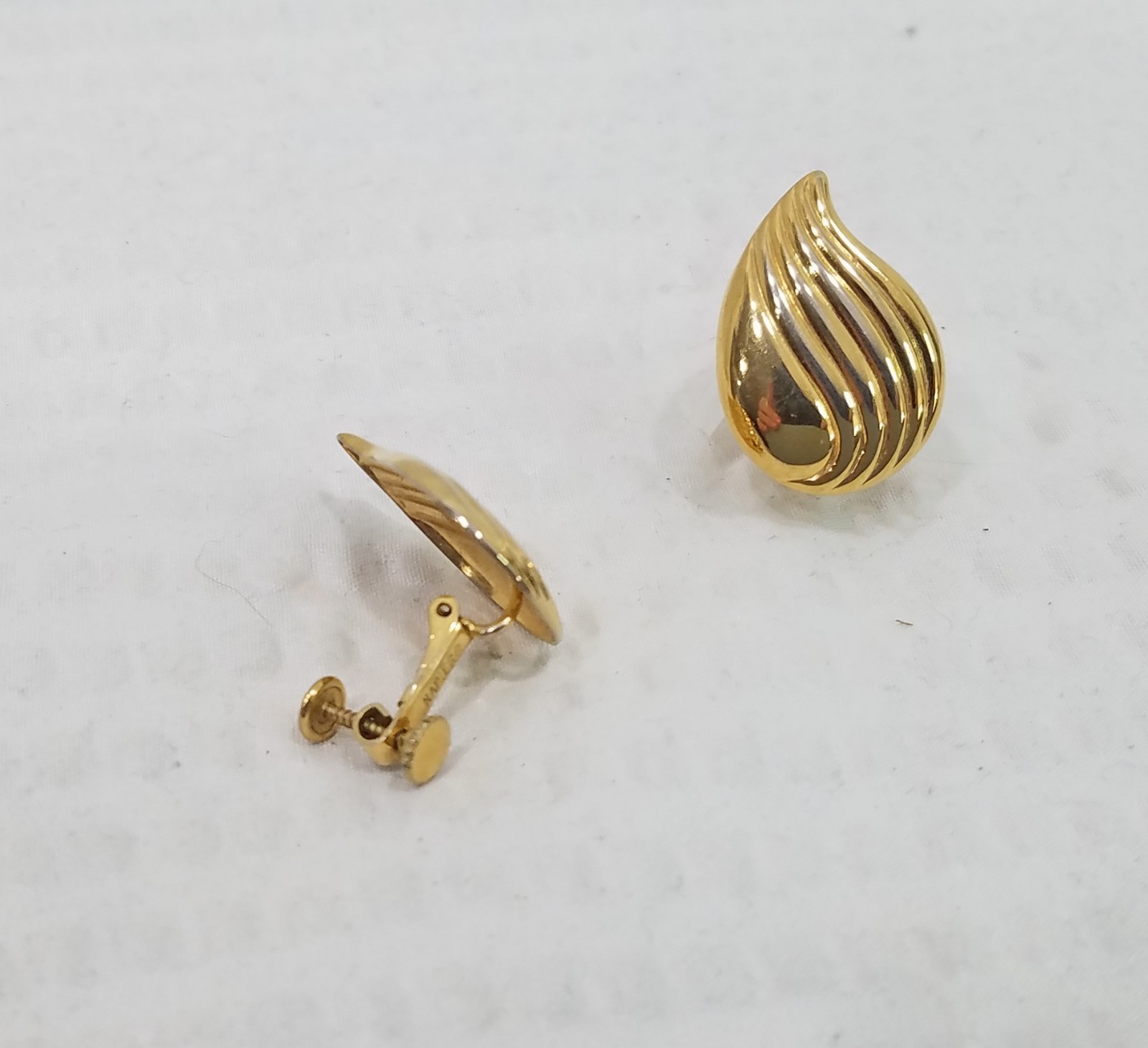 Vintage Signed Napier Earrings – Fluted Gold Tone Leaf-Shaped Adjustable Clip On