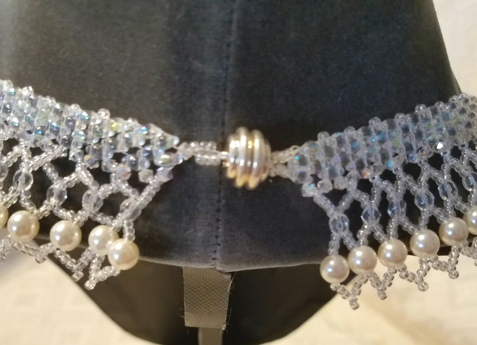 R B G Pearl Aurora Borealis Collar NECKLACE 22.5 In. L 1.5 In. W Magnet Close