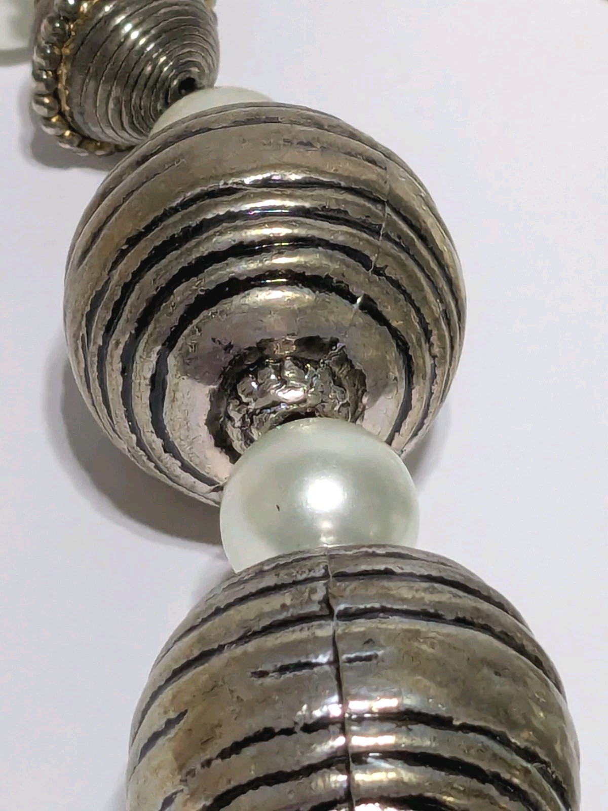 Vintage Chunky Silver Tone Etched Metal & White Glass Round Beaded Necklace 18″