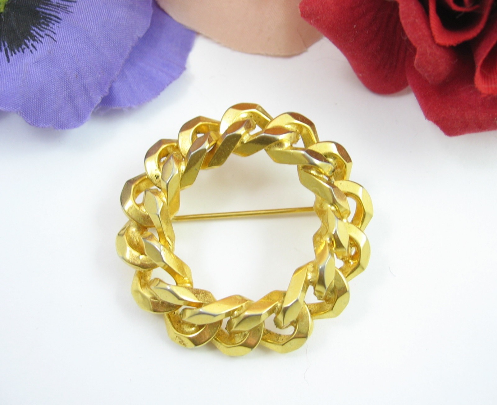 HEAVY METAL Vintage PIN Links CHAIN Round BROOCH Goldtone Circular 1 5/8″