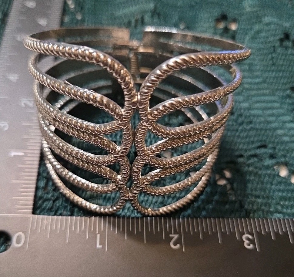 Vtg Silvertone Scalloped Front Opening Hinged Cuff Bracelet 16.51CM 6.5″ V12