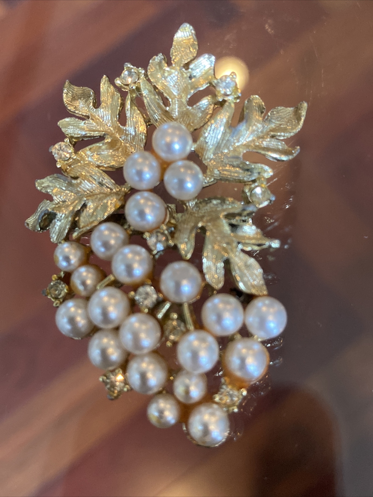 VINTAGE UNSIGNED BUNCH OF GRAPES PEARL & RHINESTONE BROOCH PIN