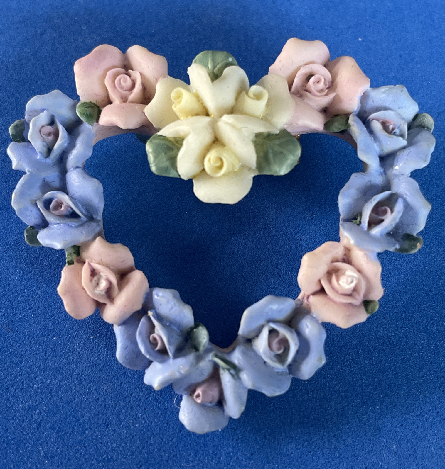 Avon Hearts And Roses Brooch Vintage Pin Pastel Yellow Pink Blue Flowers A3