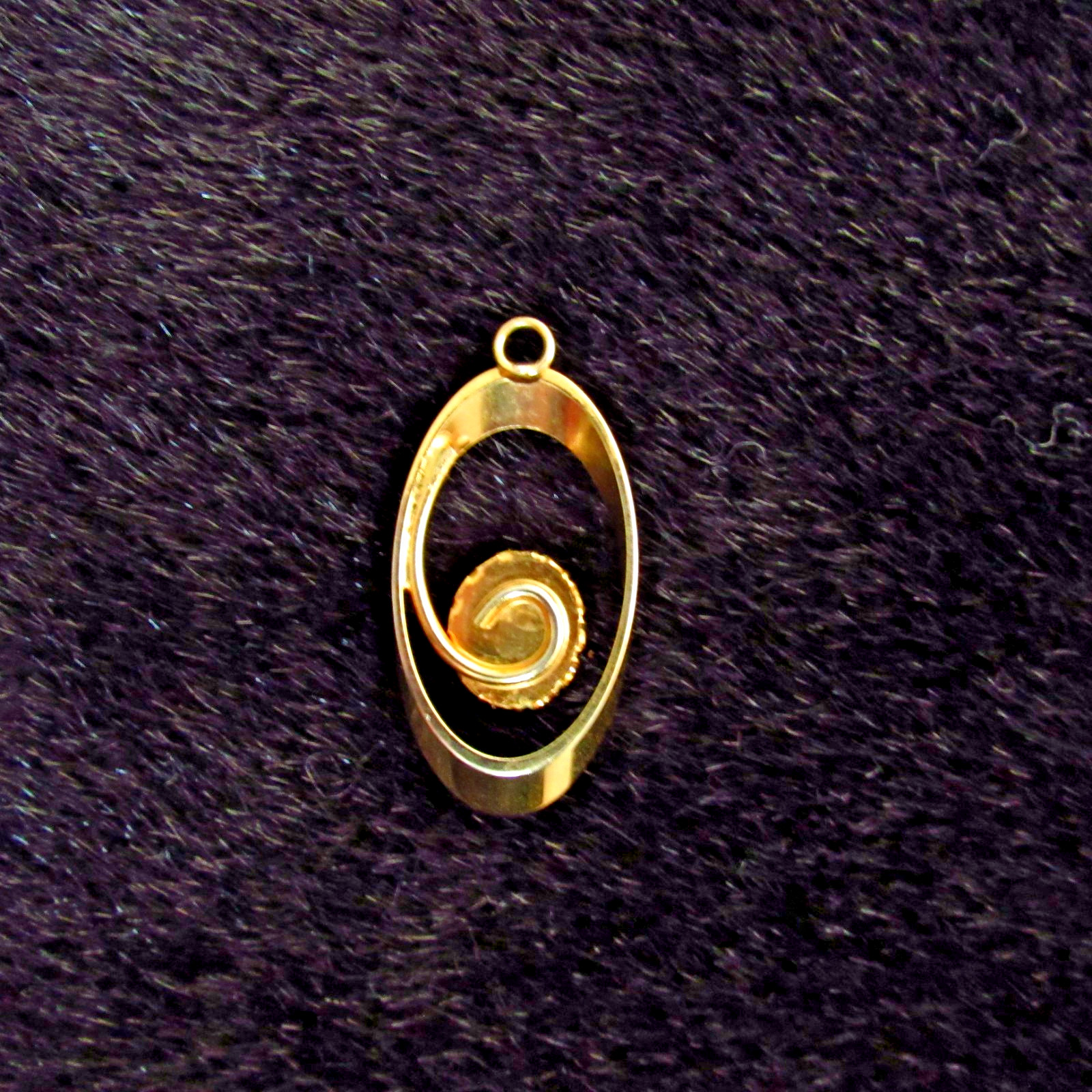 Vintage gold-toned Canadian BC Nephrite Jade Cabochon Oval Swirl Pendant