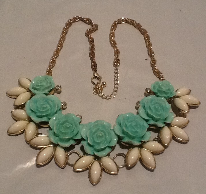 Sugarfix by Bauble Bar Green Flower White cabochon Statement Necklace 17″ USED