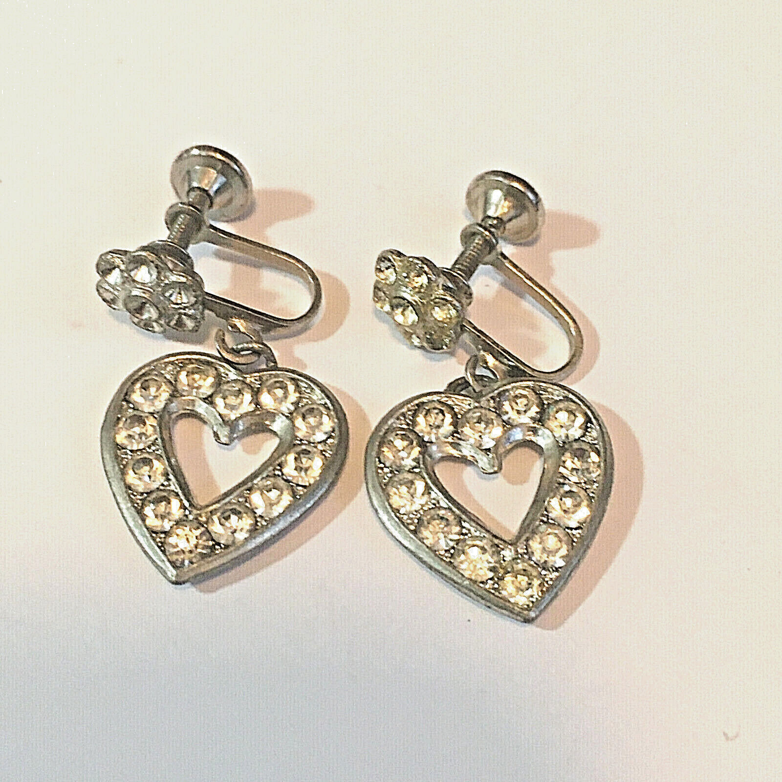 VINTAGE SCREW ON HEART EARRINGS RHINESTONE ACCENT DROP DANGLE FUN JEWELRY BEACH