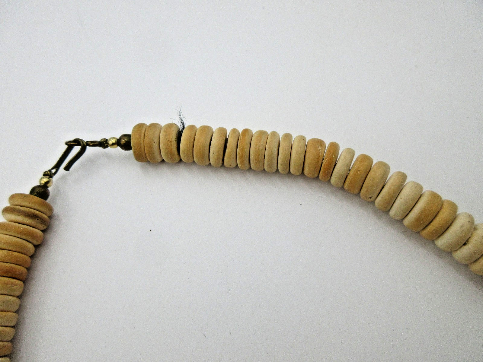VTG 25″ UNUSUAL off white brown gold tone CHUNKY decor strand BEAD HOOK Necklace