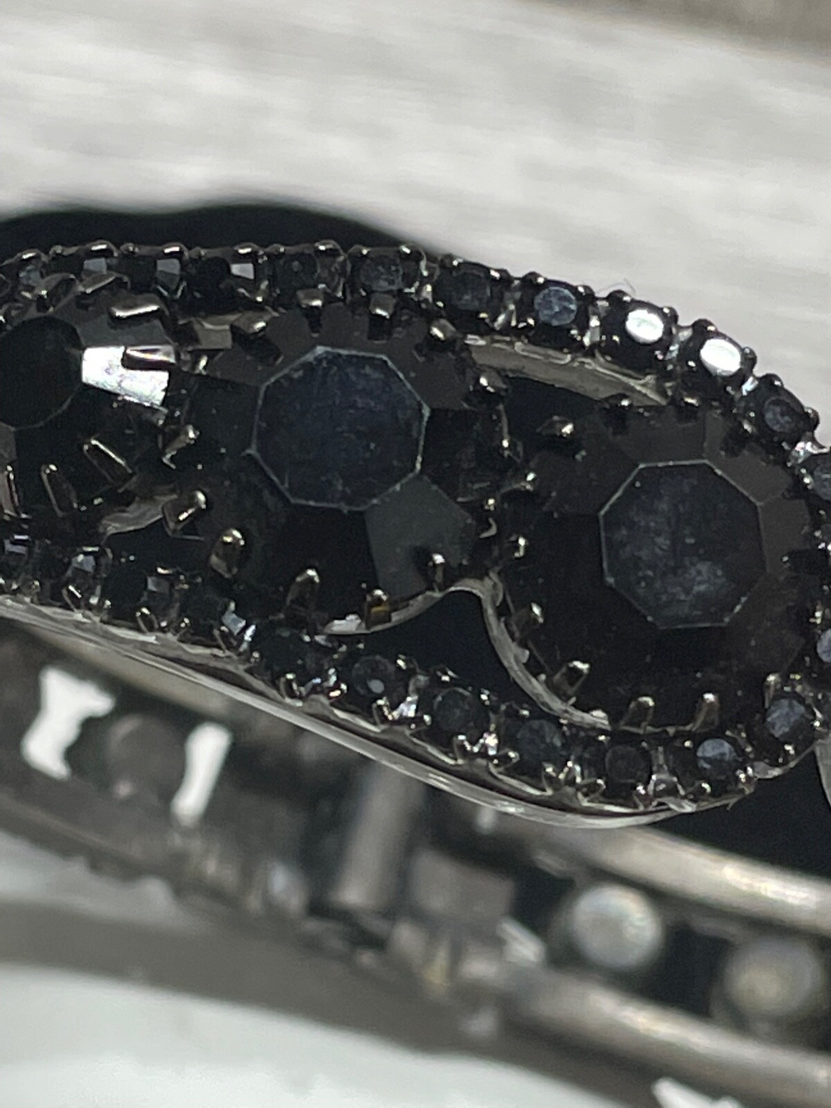 Bracelet Black Rhinestone Hinged Open Clasp at Top Pretty design vintage