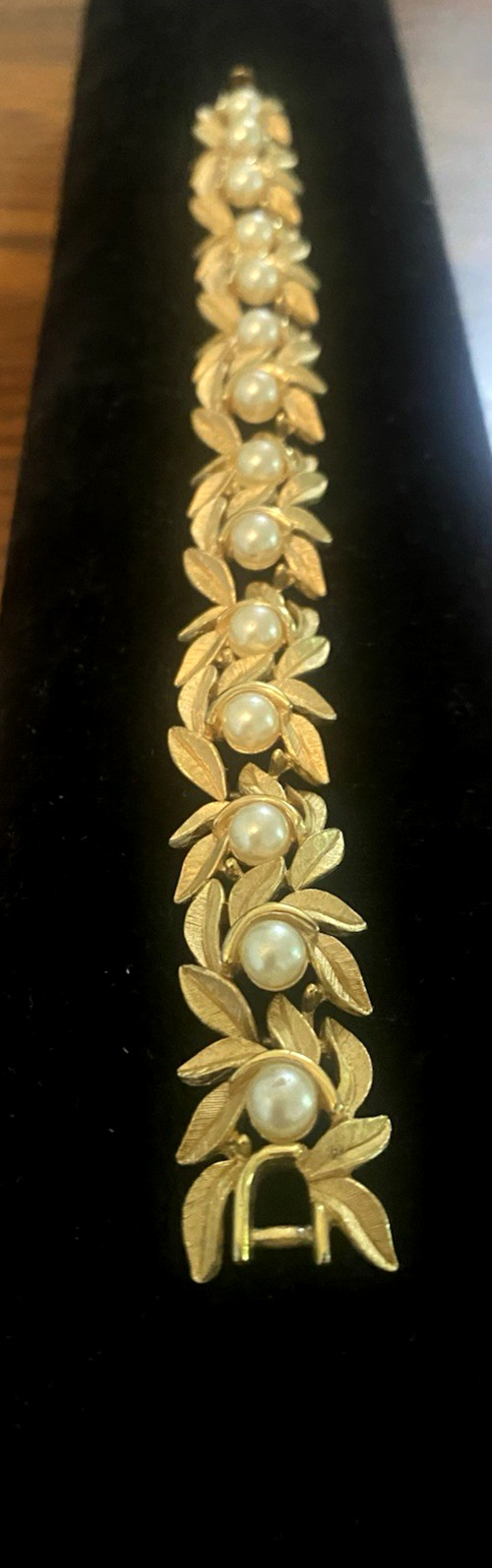 VTG Collectable AVON 1971 Evening Creation Gold tone Leaves W/Pearls bracelet
