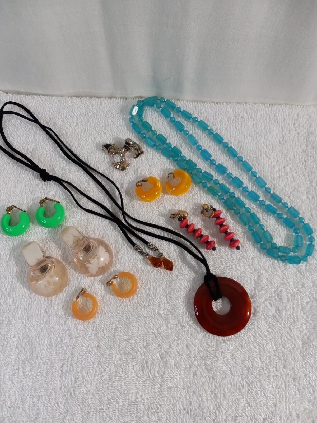 Vintage Glass Graduating Dangle Teardrops Necklace Green Dark & light Blue 18″