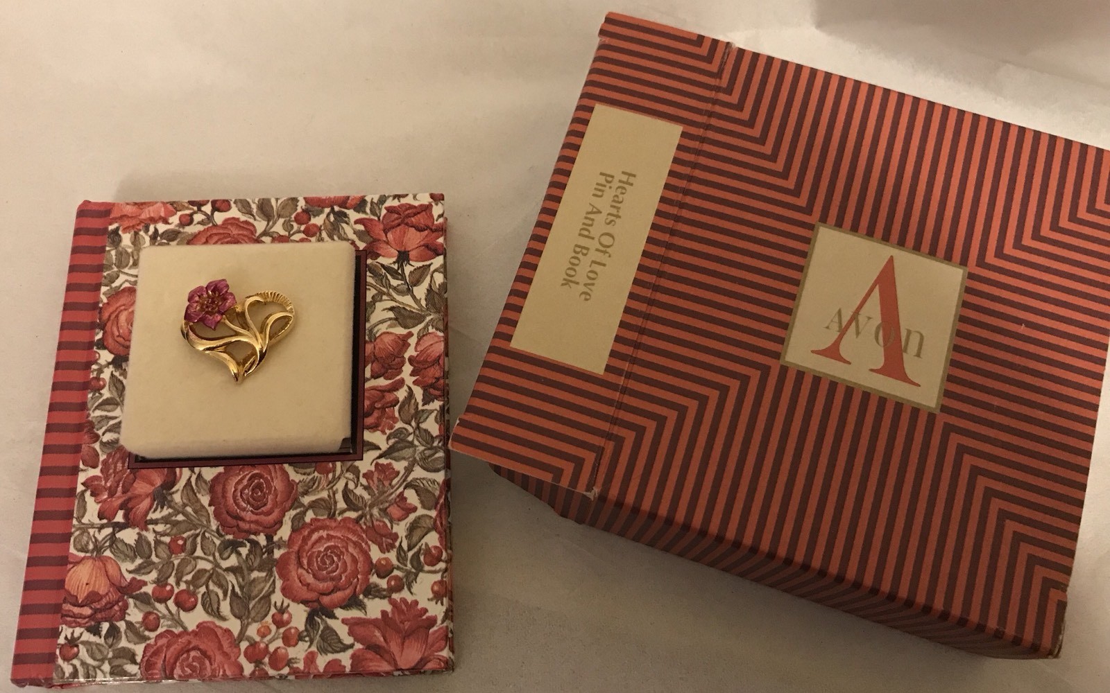 1996 Avon Hearts Of Love Pink Flower Pin And Book Set In Original Box