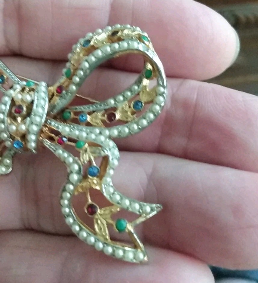 Vintage SIGNED RARE CASTLECLIFF Christmas Ribbon Bow Rhinestone & Faux Pearl Pin