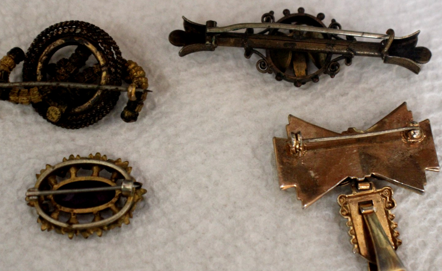 19 Antique/Vintage Different Styles Pin Brooches Lot