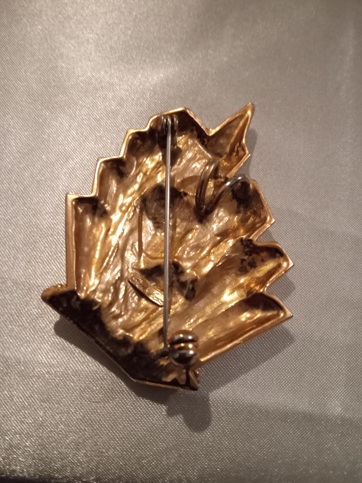 VINTAGE PARK LANE CITY SKYLINE BUILDINGS REAL ESTATE AGENT PIN GOLD TONE