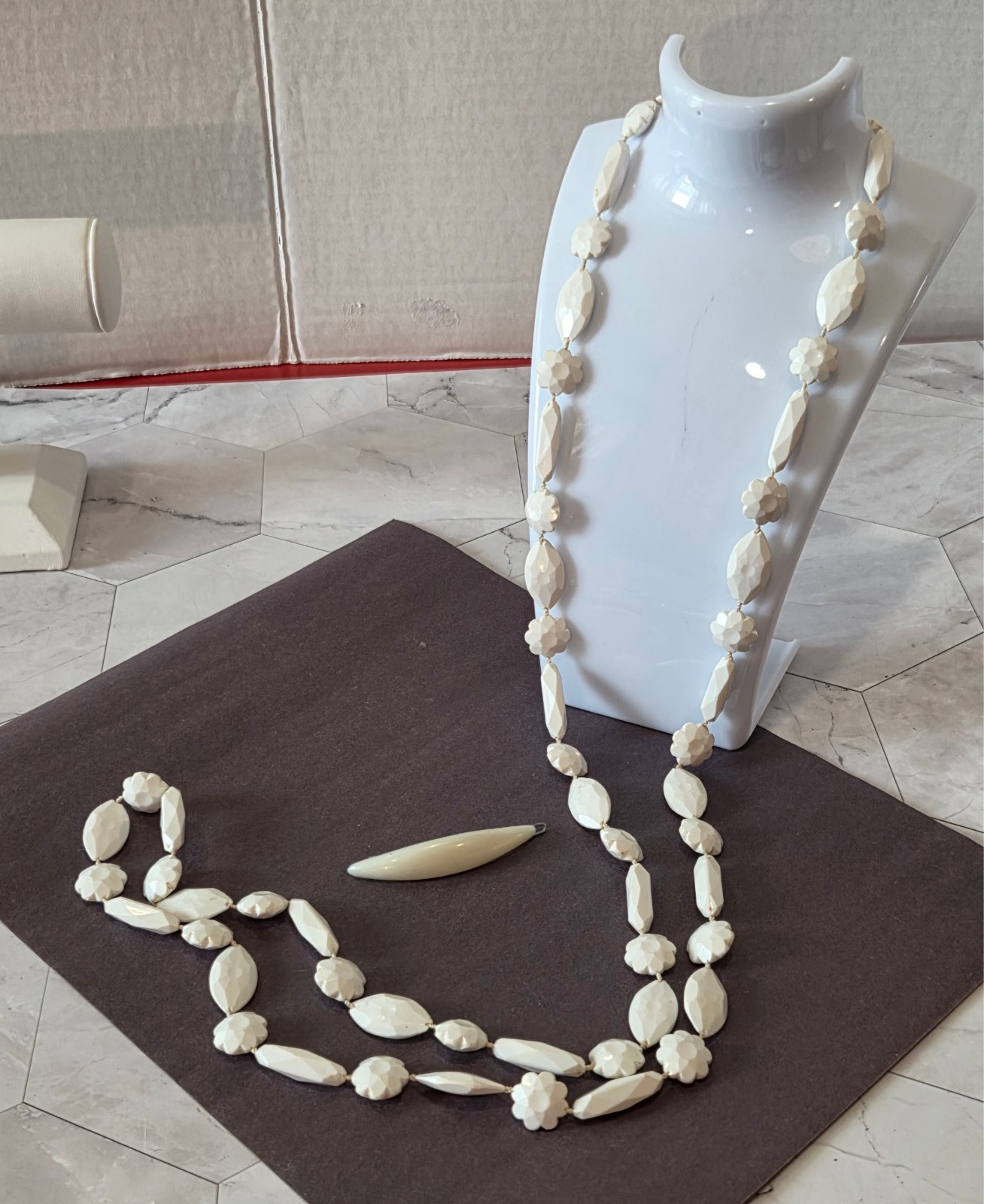 VINTAGE-RETRO Fabulous 2 Piece White Beaded Necklace / Barrette Set mixed brands