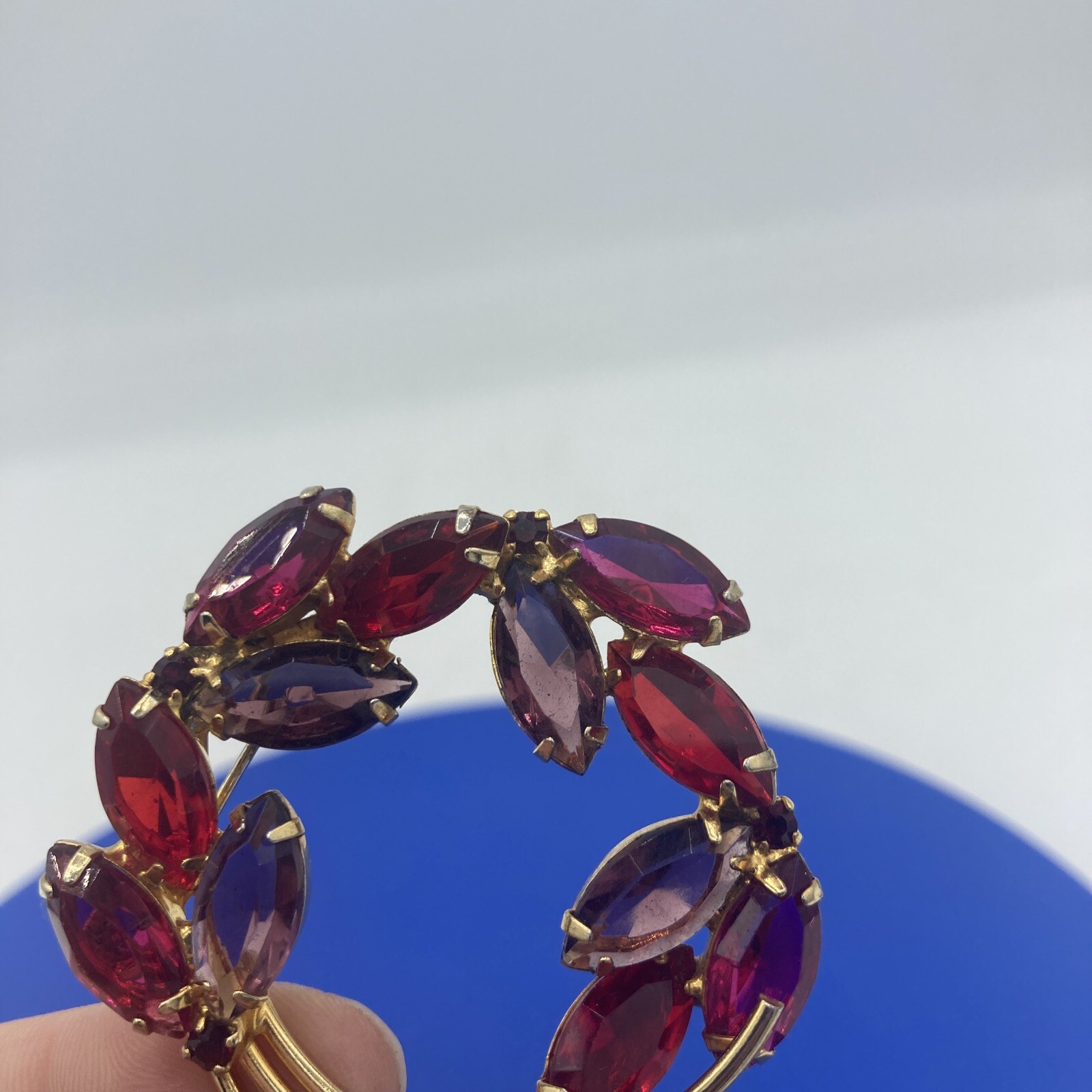 Vintage Juliana Gold Tone Pink Red Purple Rhinestone Wreath Circle Brooch Pin 2”