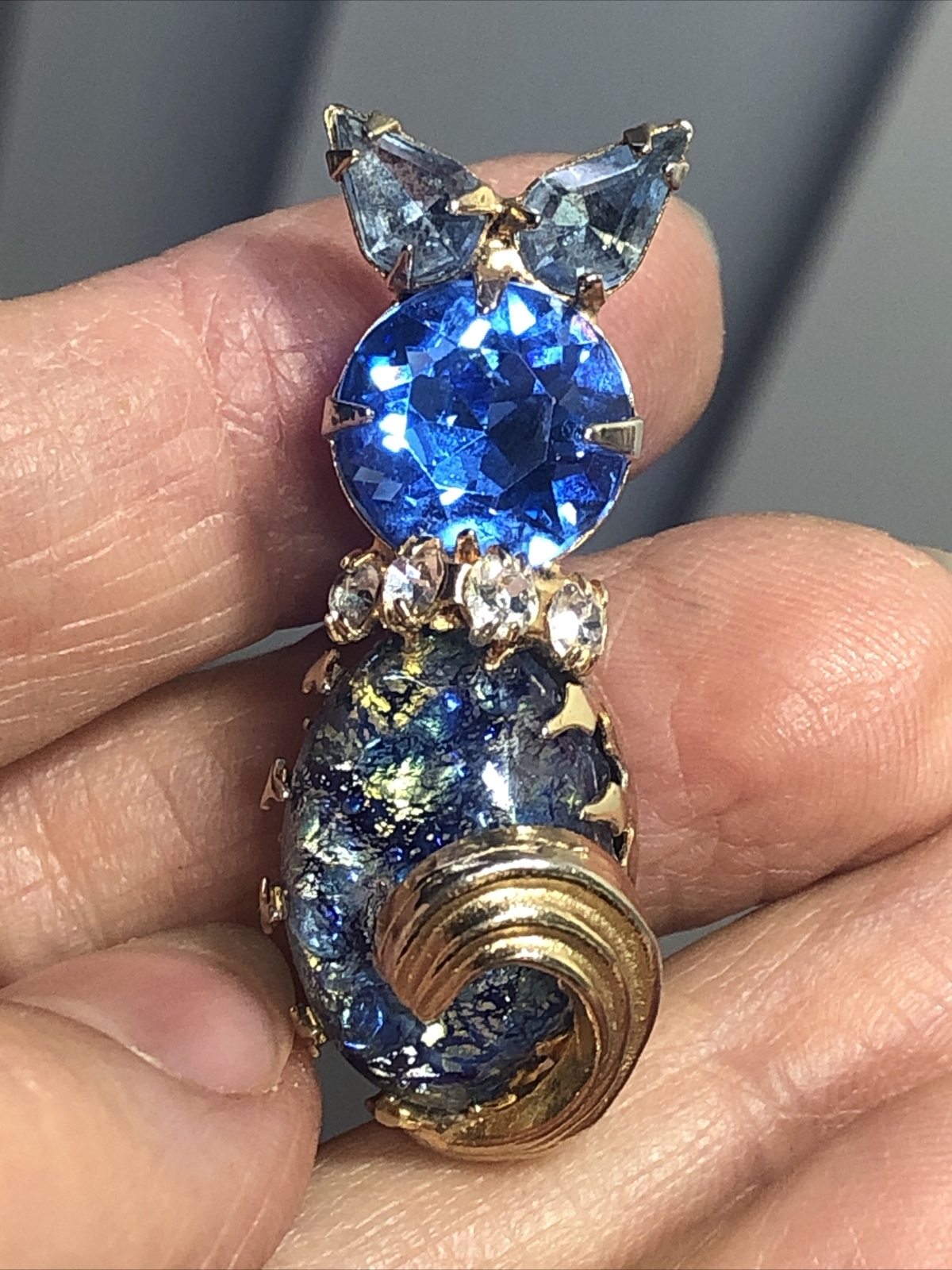 Vintage Gold tone Kitty Cat Blue Foiled Oval Dome Tummy Rhinestone pin 39mm