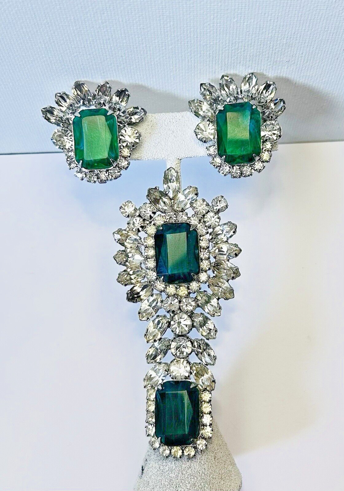 Vintage Juliana Silver Tone Flawed Emerald Crystal Rhinestone Brooch & Earrings